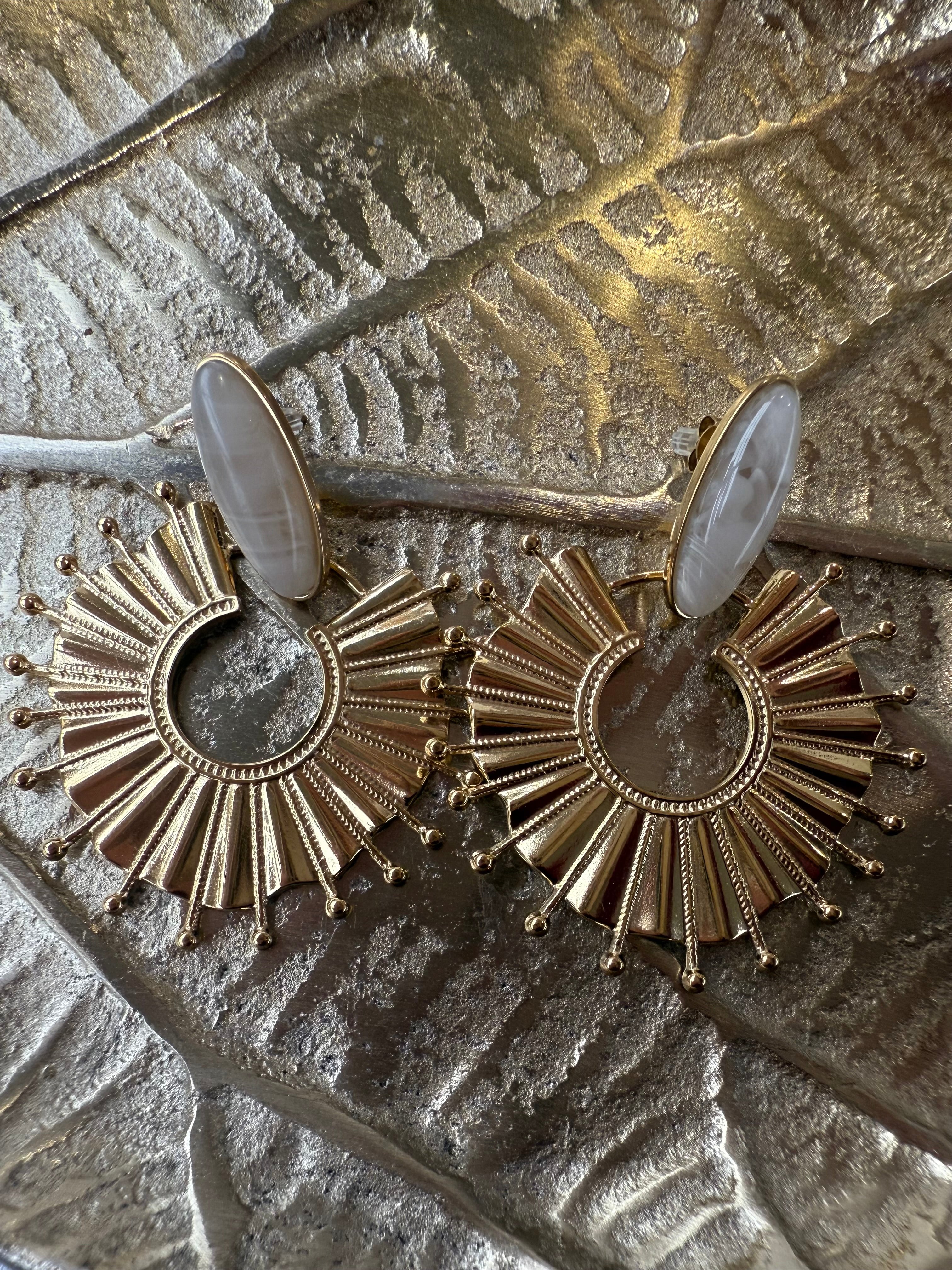 Boucles d’oreilles Soleil Doré & Pierre Nacrée