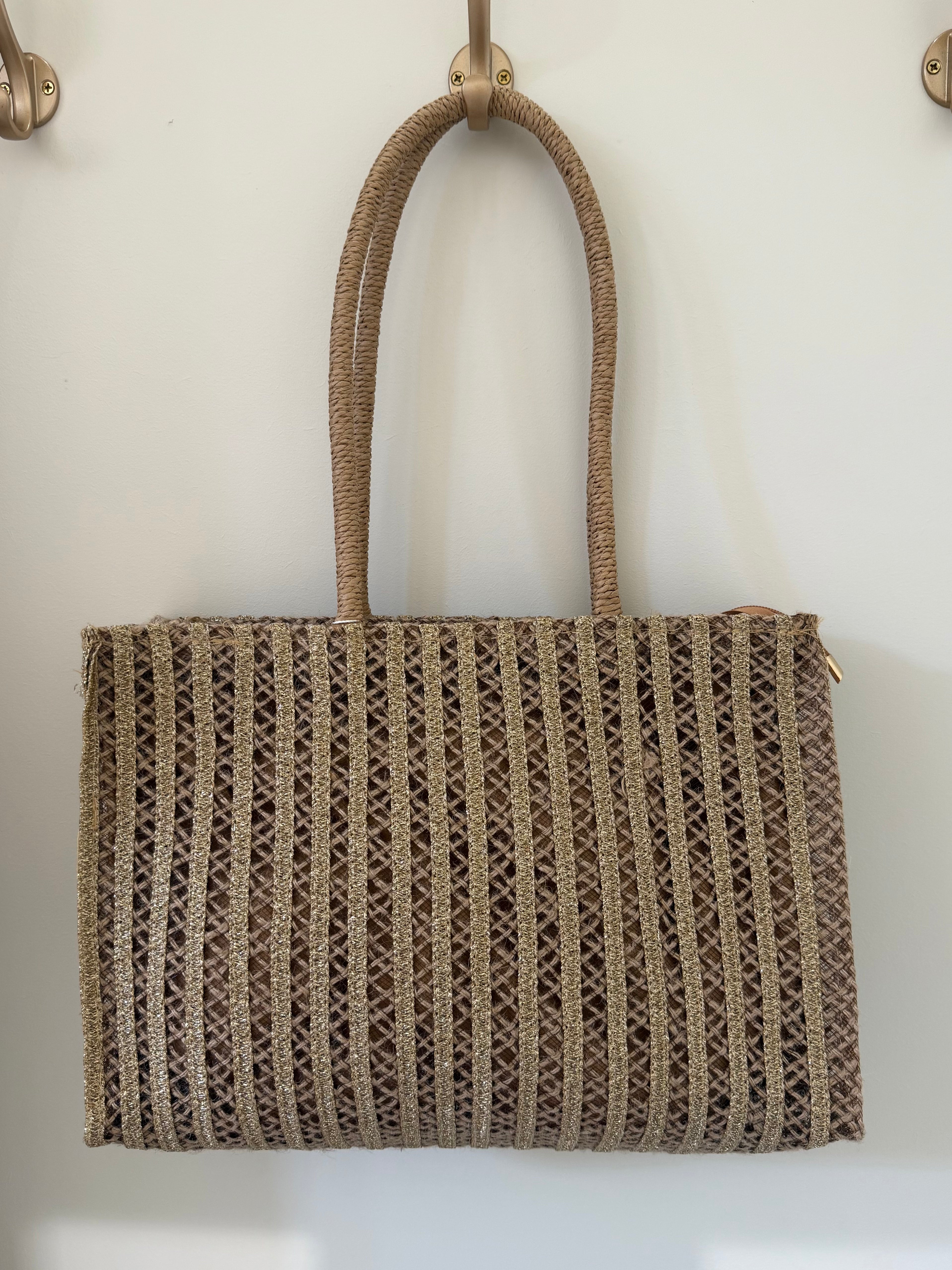 Grand cabas en raphia rayé – Beige & doré