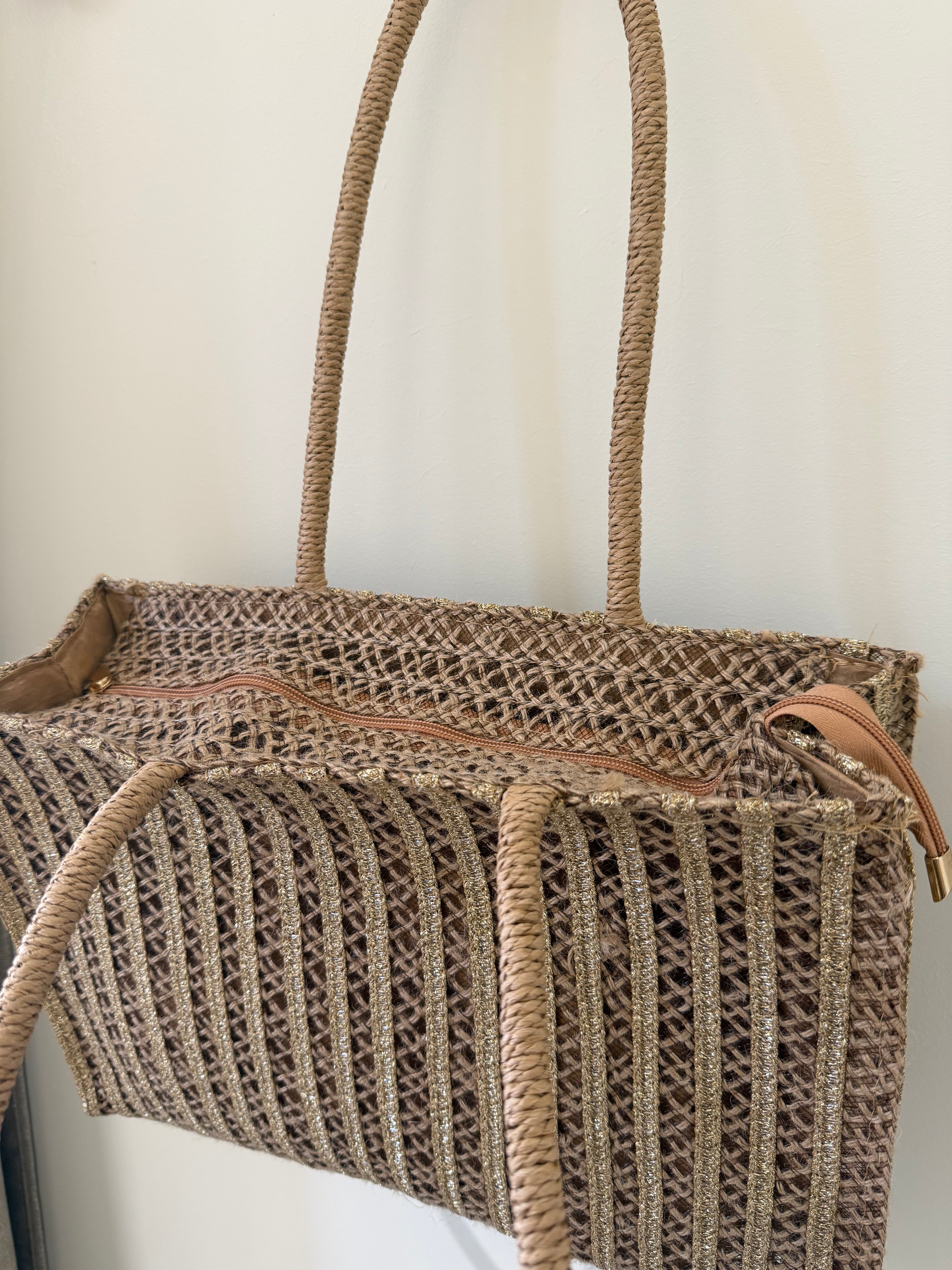 Grand cabas en raphia rayé – Beige & doré