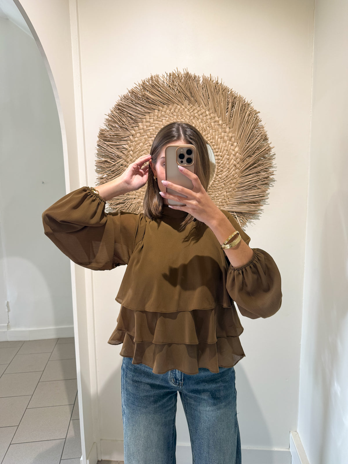 Blouse marron à volants